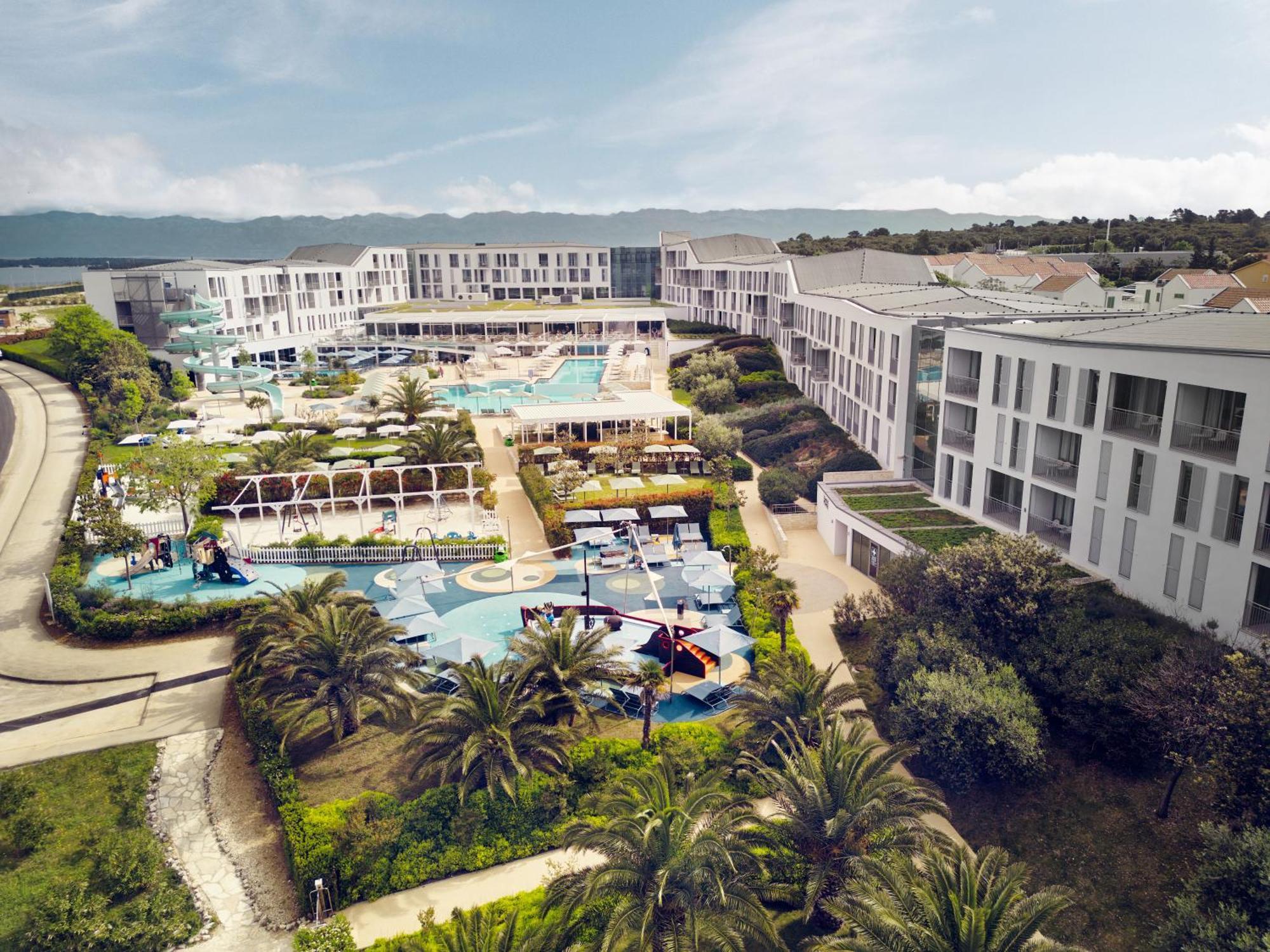 Falkensteiner Family Hotel Diadora Petrčane Exterior foto The resort's main building